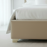 Letto Matrimoniale 160x200 in Velluto Beige Trapuntato con Borchie e Piedi Oro - Levante