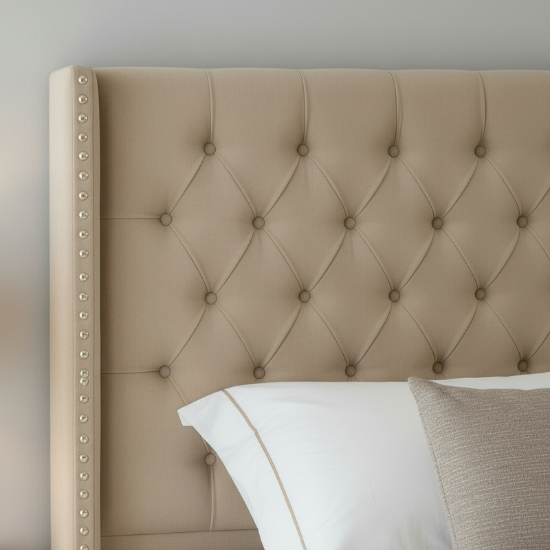 Letto Matrimoniale 160x200 in Velluto Beige Trapuntato con Borchie e Piedi Oro - Levante